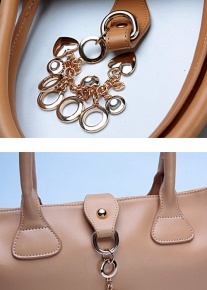 Кожаная сумка с украшением из колец и сердечек