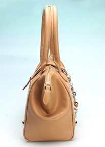 Кожаная сумка с украшением из колец и сердечек