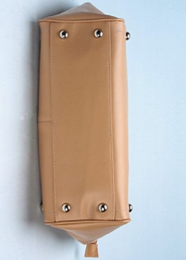 Кожаная сумка с украшением из колец и сердечек