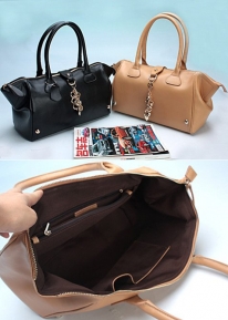 Кожаная сумка с украшением из колец и сердечек