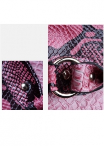 Эффектная кожаная сумка через плечо