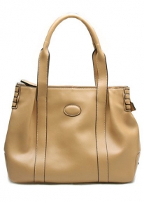 Эффектная сумка с заклепками из натуральной кожи