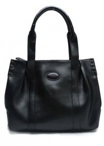 Эффектная сумка с заклепками из натуральной кожи