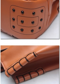 Эффектная сумка с заклепками из натуральной кожи