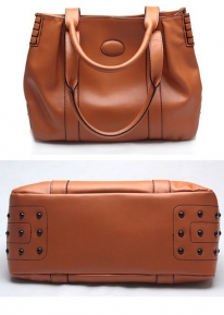Эффектная сумка с заклепками из натуральной кожи