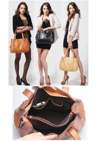 Эффектная сумка с заклепками из натуральной кожи