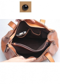 Эффектная сумка с заклепками из натуральной кожи