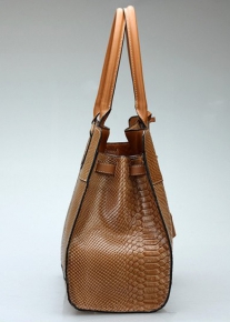 Лакированная кожаная сумка с тиснением под рептилию
