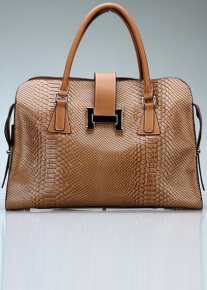 Лакированная сумка с тиснением под рептилию из натуральной кожи