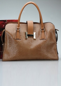 Лакированная сумка с тиснением под рептилию из натуральной кожи