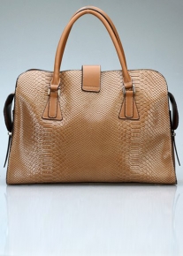 Лакированная сумка с тиснением под рептилию из натуральной кожи