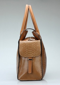 Лакированная сумка с тиснением под рептилию из натуральной кожи