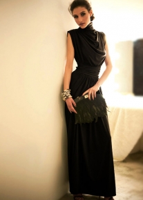Элегантное платье декорированное драпировкой