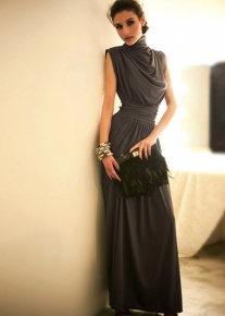Элегантное платье декорированное драпировкой