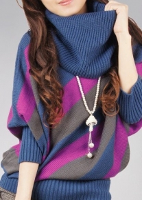 Яркий пуловер в косую полоску