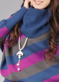 Яркий пуловер в косую полоску