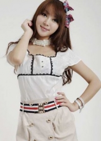 Белая блузка с черным кружевным орнаментом