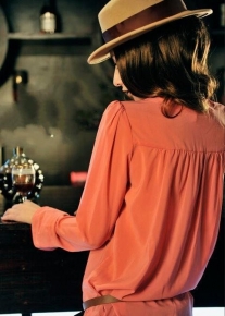 Блузка с пуговицами на плечиках