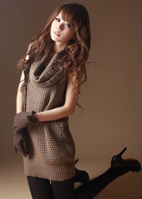 Стильный свитер с воротником