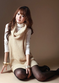 Стильный свитер с воротником