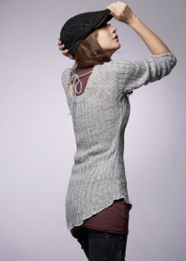 Стильный пуловер с неровными краями и шнуровкой сзади