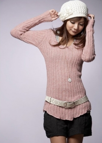 Стильный пуловер с неровными краями и шнуровкой сзади