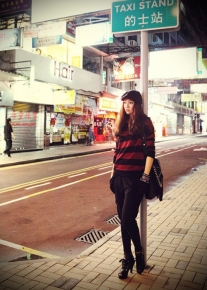 Пуловер в красно - черную полоску