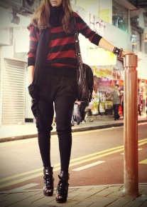 Пуловер в красно - черную полоску