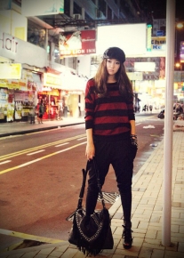 Пуловер в красно - черную полоску