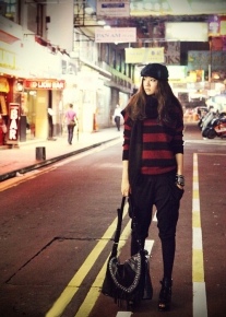 Пуловер в красно - черную полоску