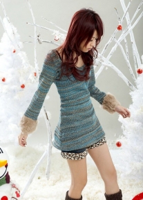 Приталенный джемпер с меховыми манжетами