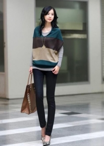 Стильный свитер свободного кроя в широкую полоску