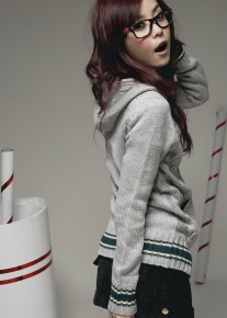 Джемпер на молнии с капюшоном и вязанными узорами