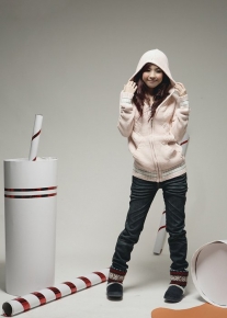 Джемпер на молнии с капюшоном и вязанными узорами