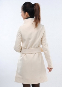 Асимметрично застегивающееся пальто окантованное по краям в строчку