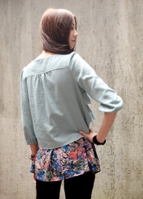 Кофточка с рюшечками и на молнии