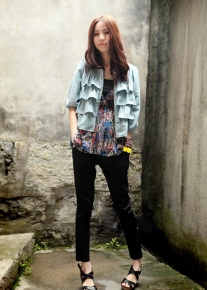 Кофточка с рюшечками и на молнии