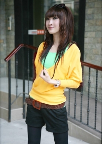 Кофточка с глубоким V-образным декольте и рукавами 